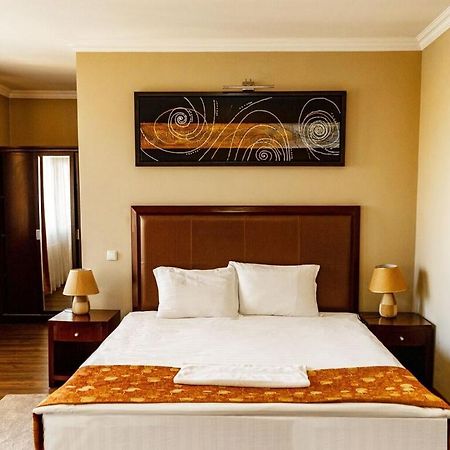 Boutique Hotel Igmas, Prishtina Priştine Dış mekan fotoğraf