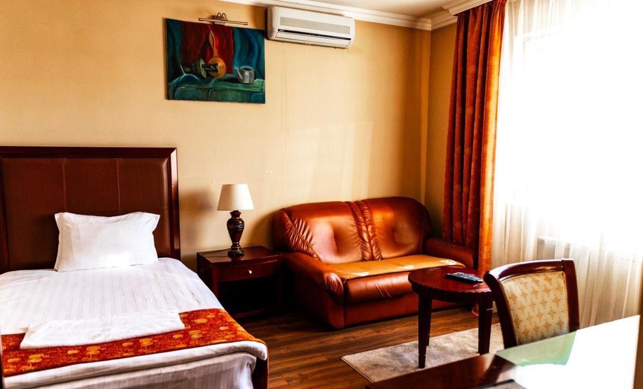 Boutique Hotel Igmas, Prishtina Priştine Dış mekan fotoğraf