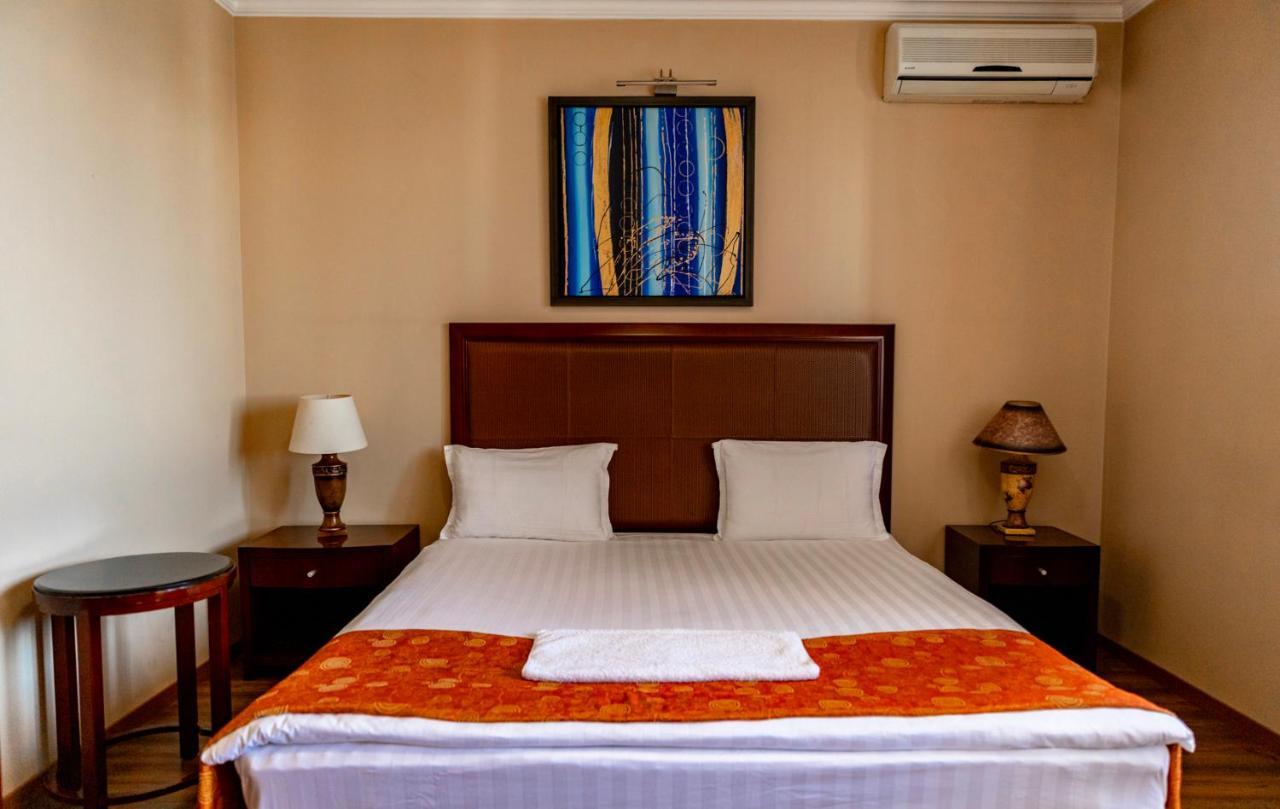 Boutique Hotel Igmas, Prishtina Priştine Dış mekan fotoğraf