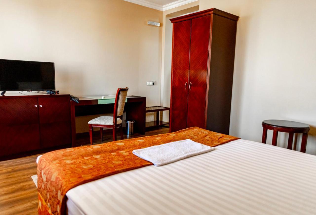 Boutique Hotel Igmas, Prishtina Priştine Dış mekan fotoğraf