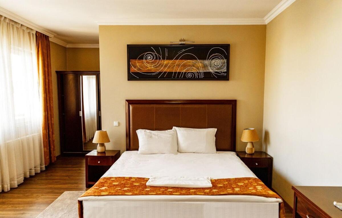 Boutique Hotel Igmas, Prishtina Priştine Dış mekan fotoğraf